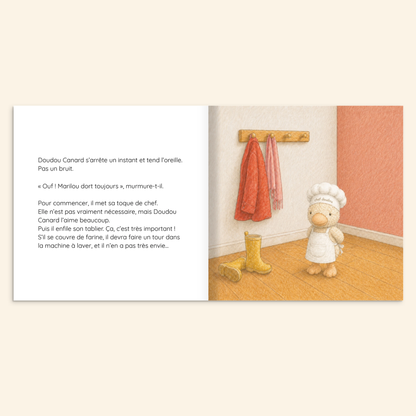 Page illustrée du livre personnalisé Le gâteau surprise avec le doudou de l’enfant